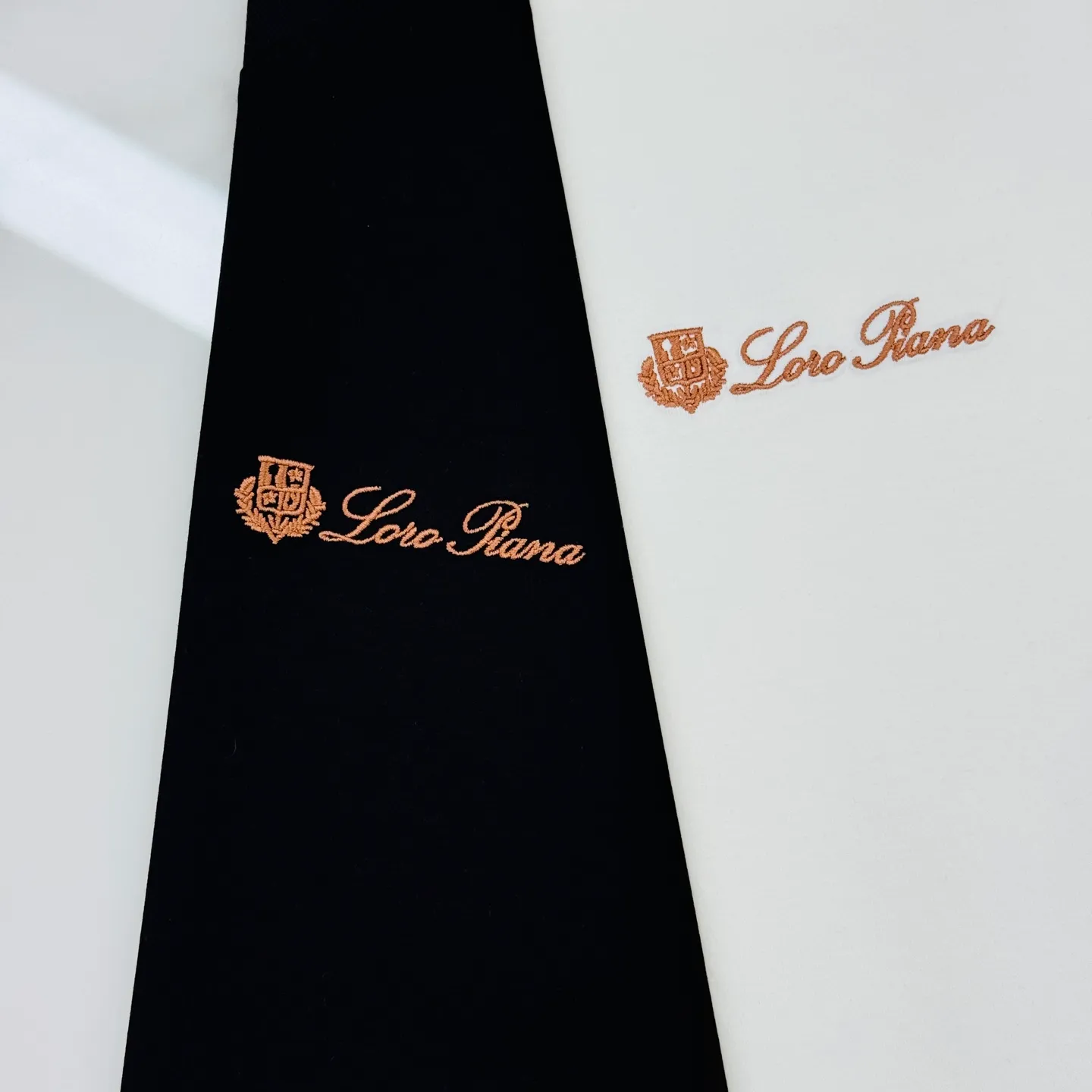 185 ⚜️Loro piana*26s new mercerized cotton T-shirt. Original recommendation❤️Classic LP logo. 3D three-dimensional letter embroidery🪡Quality presentation of three-dimensional texture. Classic Lp old money style concrete words. Letter pattern is high-end and low-key. Simple Versatile style. Made of custom-made 190g mercerized cotton fabric, it has a strong sense of lightness behind the upper body. The soft texture is skin-friendly and has excellent breathability. All three standards are met! Color: Black.White.Sizes: M-3XL slim fit! (S and 4XL can be customized) 175/145 pounds recommended XL
